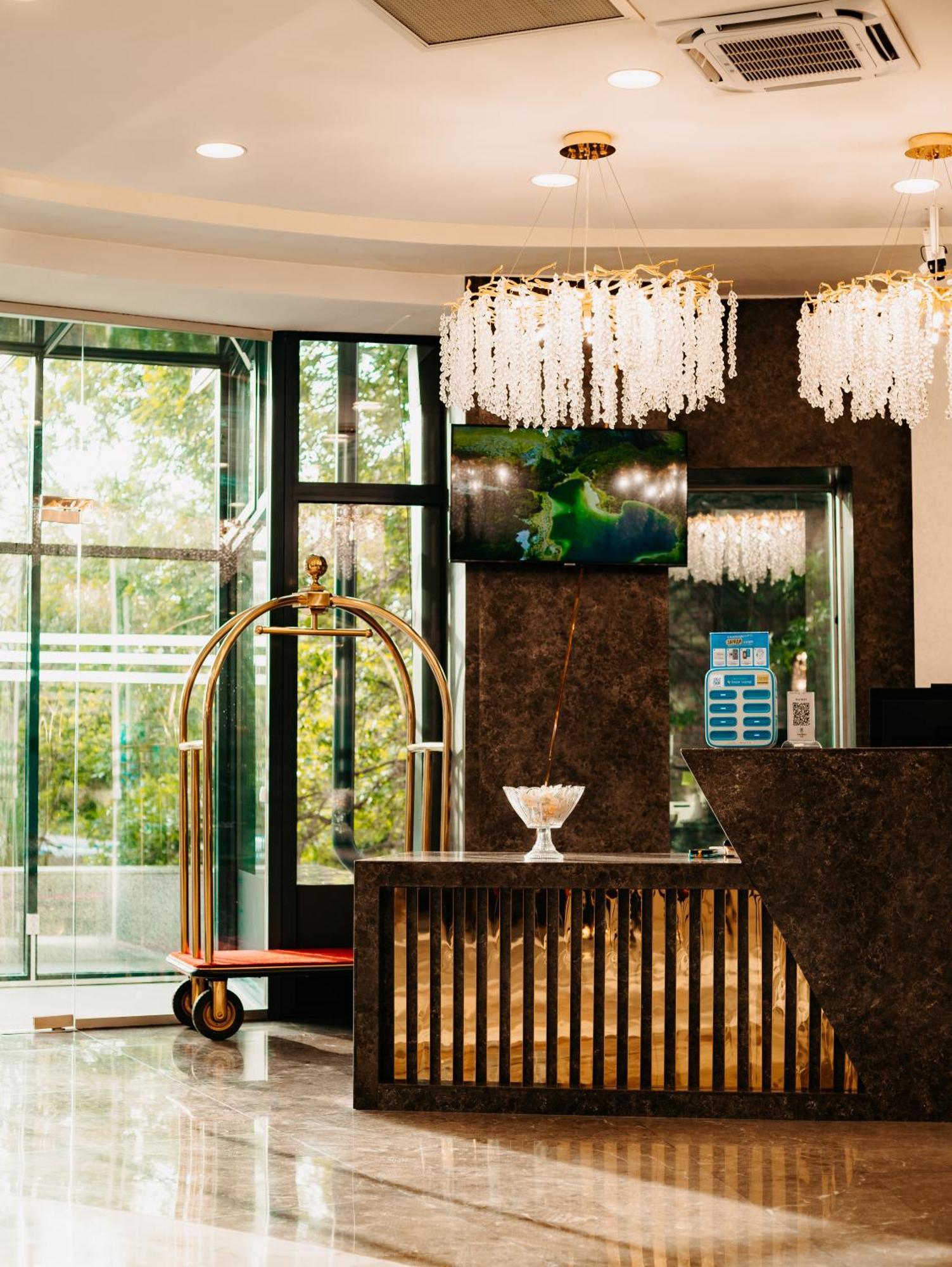 Grand Mildom Hotel Almaty Esterno foto
